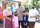 Dengan-Humanis,-Kapolda-NTT-Layani-Permintaan-Foto-dari-Warga-Saat--Tinjau-Vaksinasi-di-SD-Negeri-Kelapa-Lima