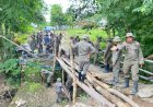 Wujud-Nyata-Kepedulian-Polri-untuk-Masyarakat,-Satuan-Brimob-Polda-NTT-Bangun-Jembatan-Sementara-di-Desa-Weaituan