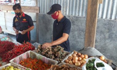 Tim-Satgas-V-Gakkum-Aman-Nusa-II-Sat-Reskrim-Polres-Lembata-melaksanakan-pengecekan-harga-sembako-di-pasar