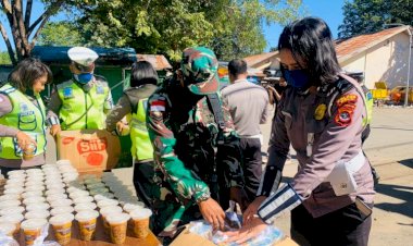 Buka-Dapur-Umum,-Polres-Belu-dan-TNI-Salurkan-Bubur-Kacang-Hijau-kepada-Masyarakat-Terdampak-Covid-19