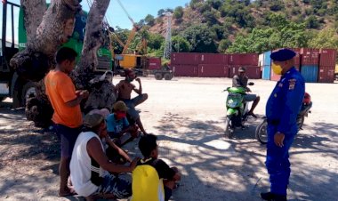 Sambang-Binkamsa,-Anggota-Sat-Pol-Airud-Polres-Belu-Ajak-Warga-Lawan-Covid-19-dengan-Disiplin-Jaga-Jarak