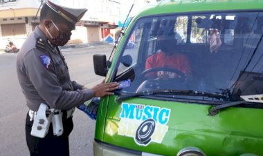 Lantas--HIMBAUAN-PENCEGAHAN-COVID-19-DAN-PEMBAGIAN-BROSUR-DILARANG-MUDIK-OLEH-SATLANTAS-POLRES-KUPANG-KOTA