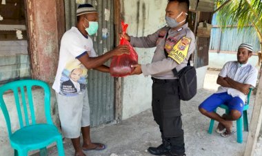 Pademi-Corona,-Bhabinkamtibmas-Kupang-Timur-bagikan-sembako-kepada-warga