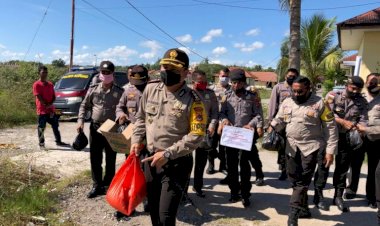 Kapolres-berikan-bantuan-sembako-ke-10-Kk-terdampak-covid--19