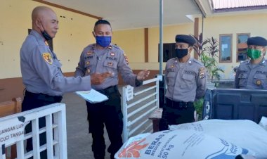 Kapolsek-Kupang-Tengah,-bantu-warga-terdampak-covid--19,-sumbangkan-setengah-ton-beras