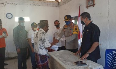 Kapolres-Mabar-Dampingi-Bupati-Mabar-Serahkan-BST-Kepada-Warga-Terdampak-Covid-19
