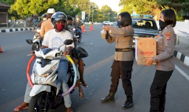 Polwan-Polres-Sikka-Bagi-Takjil-Kepada-Pengguna-Jalan