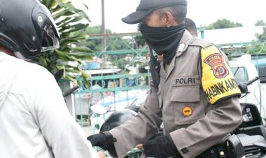 Peduli-Terhadap-Masyarakat,-Bhabinkamtibmas-Polres-Manggarai-Bagikan-Masker