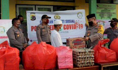 Polisi-Kita--Serentak,Polres-Kupang-dan-Polsek-Jajaran-membagikan-paket-sembako-kepada-warga-terdampak-covid--19