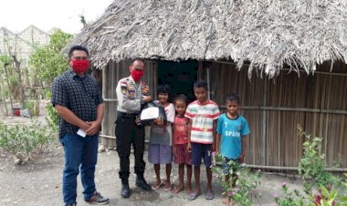 Polisi-Kita--Perduli-warga-tidak-mampu-Kapolsek-Amarasi-Timur,-bagikan-peket-sembako