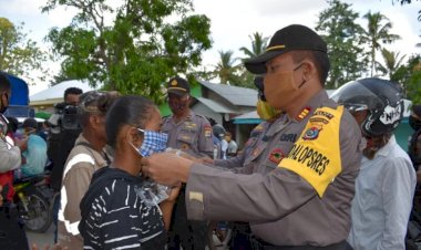 Giat-Ops--Bagi-bagi-Masker-di-Pasar-Halilulik,-Satgas-Aman-Nusa-II-Polres-Belu-dan-Gugus-Tugas-Covid-19-Imbau-Warga-Patuhi-Protokol-Kesehatan