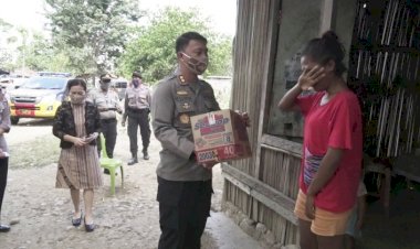 Tangis-Warga-Terdampak-Pandemi-Covid-19-Saat-Terima-Bantuan-Sembako-dari-Kapolres-Belu