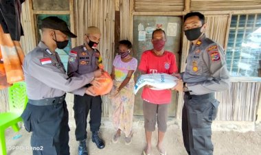 Bakti-Sosial,-Polsek-Tasifeto-Timur-Salurkan-Paket-Sembako-untuk-Fakir-Miskin-dan-Purnawirawan-Polri-yang-Terdampak-Covid-19