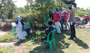 Bhabinkamtibmas-Polsek-Kewapante-Mendampingi-Dinas-Kesehatan-Lakukan-Pemeriksaan-Rapid-Test-Covid-19