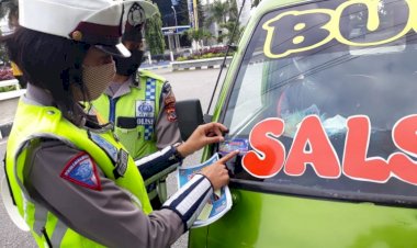 Satlantas-Polres-Kupang-Kota-Beri-Imbauan-Cegah-Virus-Corona-Serta-Bagikan-Brosur-Tunda-Mudik-Ke-Pengendara