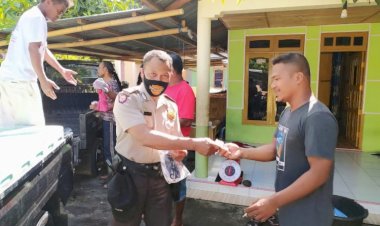 Bentuk-Kepedulian,-Anggota-Polsek-Ende-Bagikan-Masker-Gratis-Pada-Warga