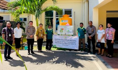 Terima-Bantuan-Wastafel,-Kapolres-Belu-Apresiasi-Langkah-Pegadaian-Cabang-Atambua-Cegah-Covid-19
