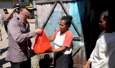 Kapolres-Belu-Pimpin-Anggota-Salurkan-10-Ton-Beras-Bantuan-Polri-untuk-Masyarakat-Terdampak-Covid-19