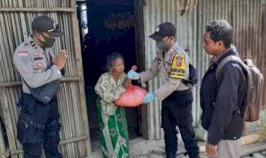 Turun-ke-Dua-Kecamatan,-Polsek-Lamaknen-Salurkan-Beras-Bantuan-Polri-untuk-Masyarakat-Kurang-Mampu