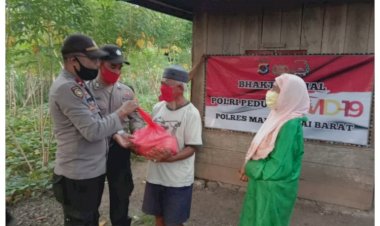 Polsek-Komodo-Bagikan-Beras-dari-Polri-ke-Masyarakat-Yang-Kurang-Mampu