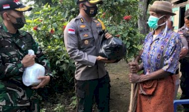 Sinegritas-TNI---Polri-Bagi-Sembako-Untuk-Warga-Terdampak-Covid-19