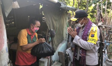 Wakapolda-NTT-Turun-Langsung-Bagikan-Ratusan-Paket-Sembako-Kepada-WNI-EX-Timtim-di-Oebelo