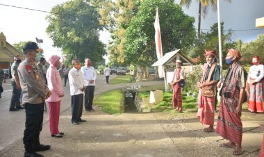 Tiba-di-Betun,-Kapolda-NTT-disambut-adat-Malaka-oleh-Bupati