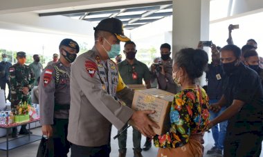 Kapolda-NTT-Salurkan-Bantuan-Sosial-Kepada-Masyarakat-Motamasin