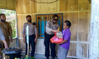 Satbinmas-Polres-Ngada-Beri-Bantuan-Sembako-Kepada-Masyarakat-Kurang-Mampu-di-Desa-Sarasedu