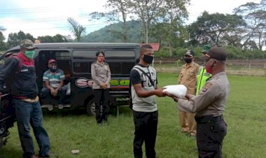 Polsek-Golewa-Distribusikan-3-Ton-Beras-ke-Warga-Dampak-Covid19