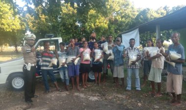 Satlantas-Polres-Sumba-Timur-Sambangi-Warga,-Salurkan-Bansos-Beras-Tahap-2