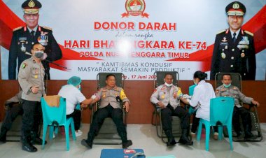 Kapolda-dan-Wakapolda-NTT-Ikut-Donor-Darah-Dalam-Rangka-Hari-Bhayangkara-ke-74