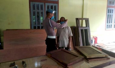 Kasie-Propam--Polres-Ngada-Berikan-edukasi-terhadap-masyarakat-tentang-penggunaan-masker-kain.