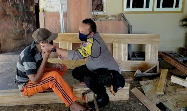 Bhabinkamtibmas-Polres-Manggarai-Bagikan-Masker,-Cegah-Masyarakat-Dari-Covid---19