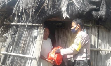 Jelang-Hari-Bhayangkara-ke-74-Polres-Kupang-Gencar-Bagikan-Sembako-Kepada-Masyarakat-Tidak-Mampu