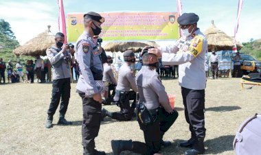 Tradisi-Pembaretan-Bintara-Remaja-Ditsamapta-Polda-NTT,-Wakapolda-NTT-:-Pemasangan-Baret-Sabhara-Merupakan-Tanda-Memasuki-Dunia-Baru-Sebagai-Polisi-Sejati