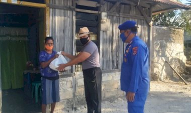 Dalam-Rangka-Hari-Bhayangkara-ke-74,-Kapolda-NTT-Berikan-Bantuan-Paket-Sembako-Kepada-Masyarakat-Pesisir-Bolok