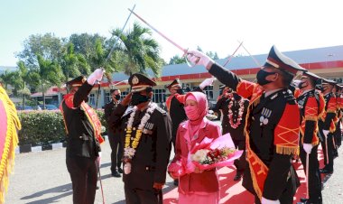 Puncak-Rangkaian-Hari-Bhayangkara-ke-74,-Polda-NTT-Melepas-Delapan-Personel-dan-Dua-ASN-Polri-yang-Purna-Tugas