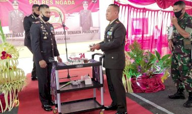 Hari-Bayangkara-74,-Kodim-1625-Bingkiskan-Lilin-Dan-Kue-HUT-Untuk-Polres-Ngada