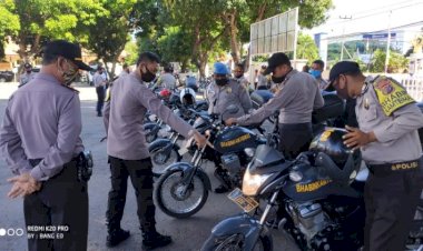 Wakapolres-Sikka-Lakukan-Pengecekan-Langsung-Perawatan-Ranmor-Roda-2-Hingga-Roda-4