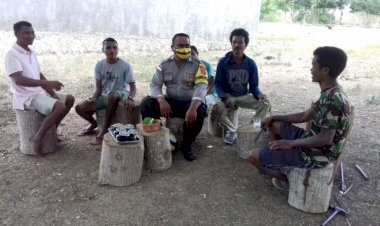 Sambang-Dialogis,-Bhabinkamtibmas-Polsek-Tasifeto-Timur-ini-Ajak-Masyarakat-Tetap-Patuhi-Protokol-Kesehatan-Covid-19