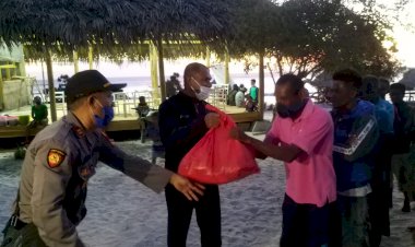 Wakapolda-NTT-Beri-Bantuan-Sembako-Pada-Masyarakat-Kurang-Mampu-Terdampak-Covid-19-di-Pantai-Liman