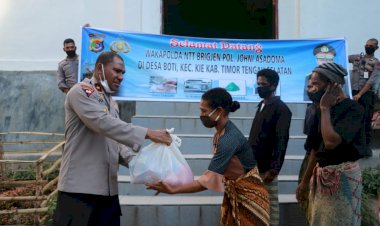 Bhakti-Sosial-Polri-Bagi-Masyarakat,-Wakapolda-NTT-Berikan-Bantuan-Paket-Sembako-di-Kampung-Boti