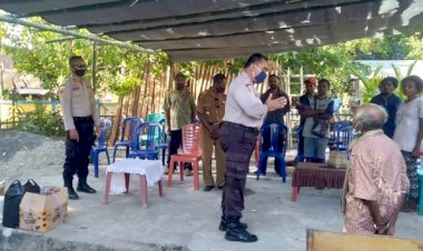 Kapolres-Alor-Serahkan-Bantuan-Sembako-Kepada-Keluarga-Pasien-PDP-Yang-Meninggal-Dunia