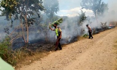 Anggota-Pospol-Tanjung-Bunga-Bantu-Warga-Padamkan-Api
