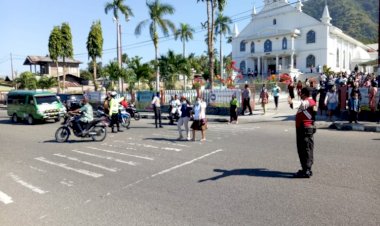 Berikan-Rasa-Aman-Saat-Ibadah,-Personil-Polres-Ende-Lakukan-Pengamanan-Gereja