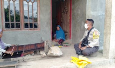 Jalin-Silahturami,-Bhabinkamtibmas-Polsek-Wolowaru,-Sambang-Ke-Tokoh-Wanita