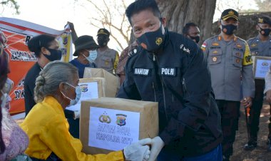 Kunjungi-Lembata,-Kapolda-NTT-Salurkan-Paket-Sembako-Kepada-Masyarakat-Desa-Mingar