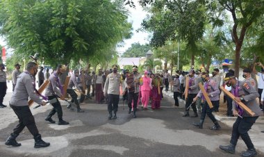 Tiba-di-Mapolres-Lembata,-Kapolda-NTT-dan-Ketua-Bhayangkari-Daerah-NTT-Disambut-Dengan-Tarian-Daerah