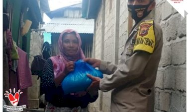 Aipda-I-Gusti-Putu-Suardiasa-Berikan-Bantuan-Berupa-Beras-Kepada-Warga-Binaan